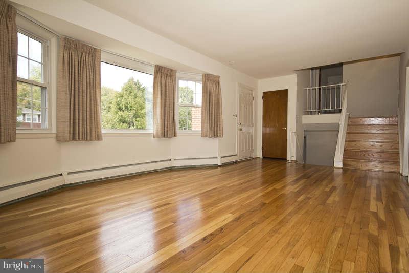 703 Squires Road Baltimore, MD 21286 - Photo 6 of 29 Living Room