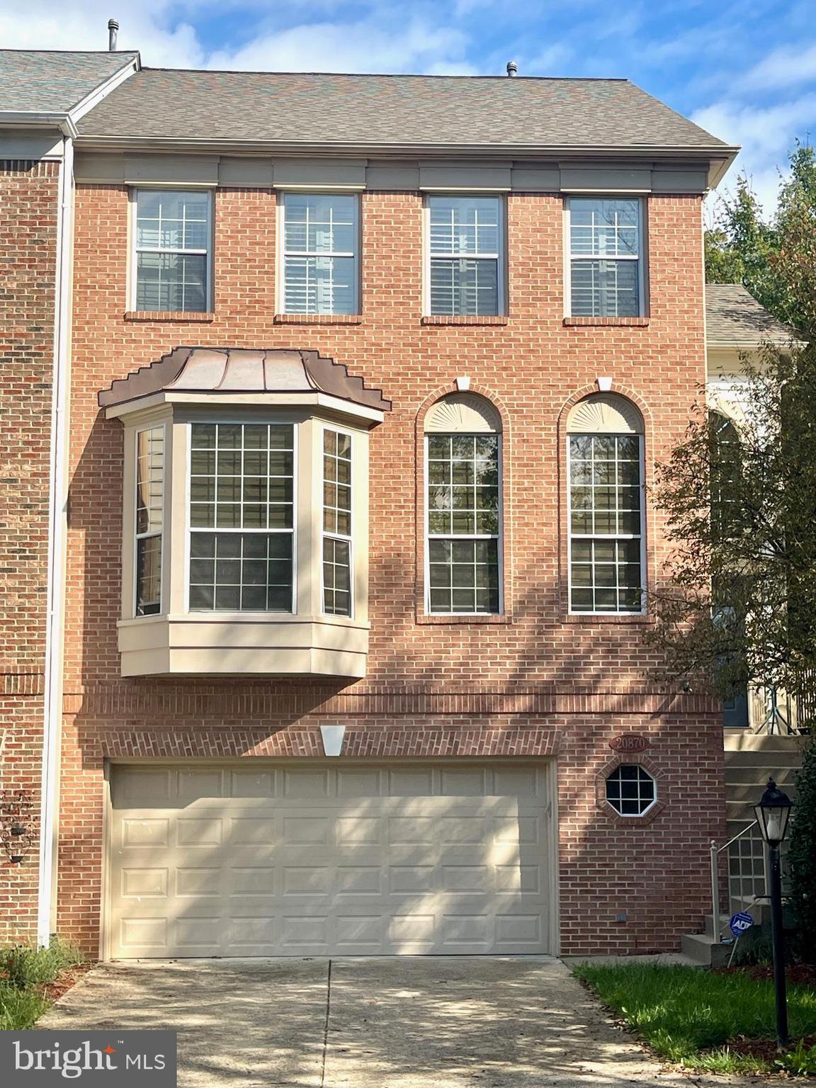 OONE OF THE LARGEST TOWNHOUSES IN CASCADES
