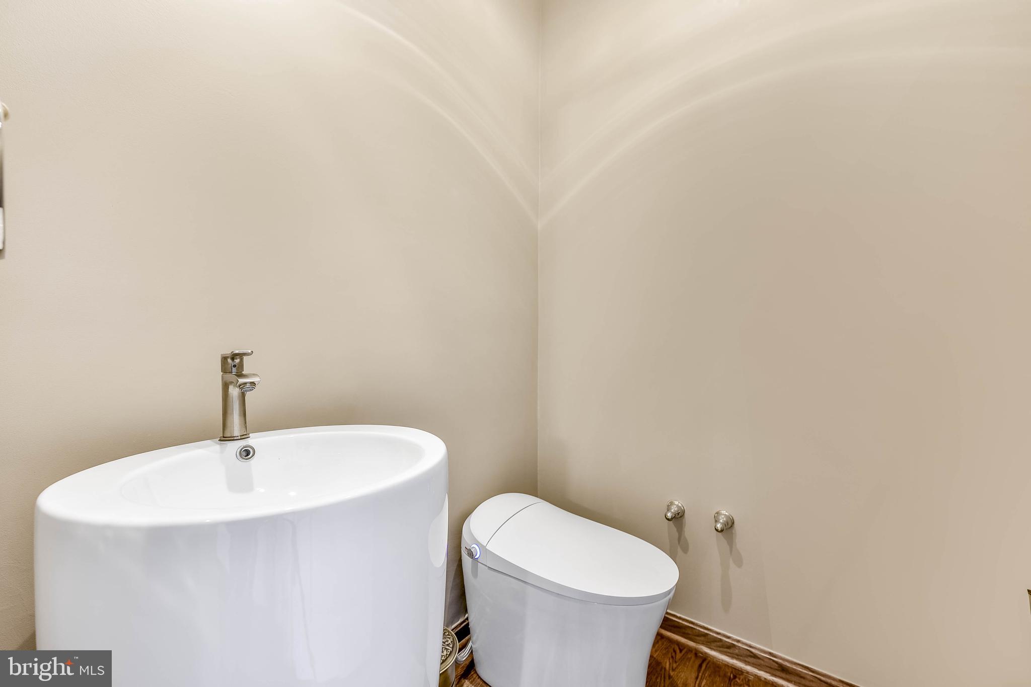 20870 Trinity Square Sterling, VA 20165 - Photo 11 of 36 HALF BATH OFF FAMILY ROOM - MIRROR REMOVED