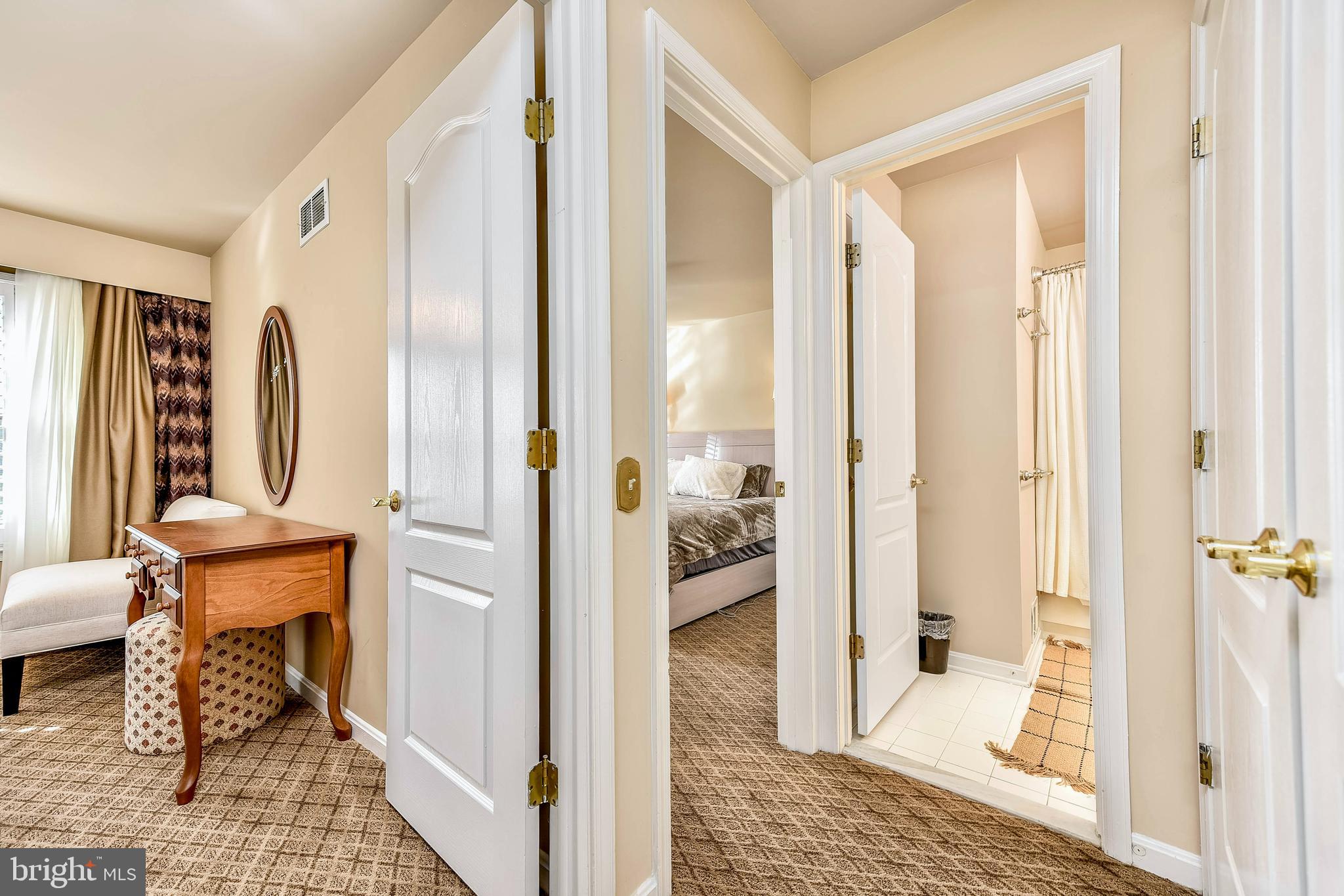 20870 Trinity Square Sterling, VA 20165 - Photo 22 of 36 HALLWAY