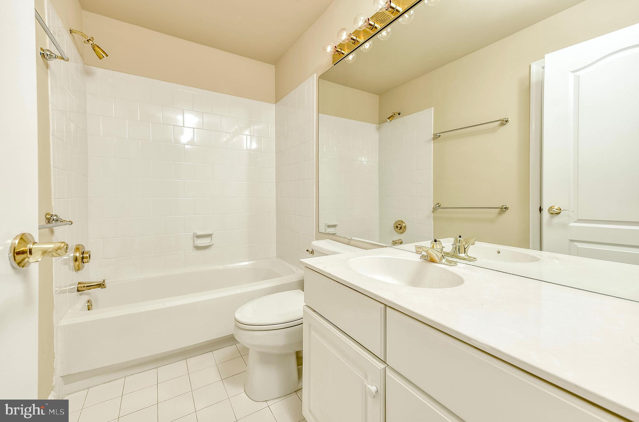 20870 Trinity Square Sterling, VA 20165 - Photo 32 of 36 FULL BATHROOM