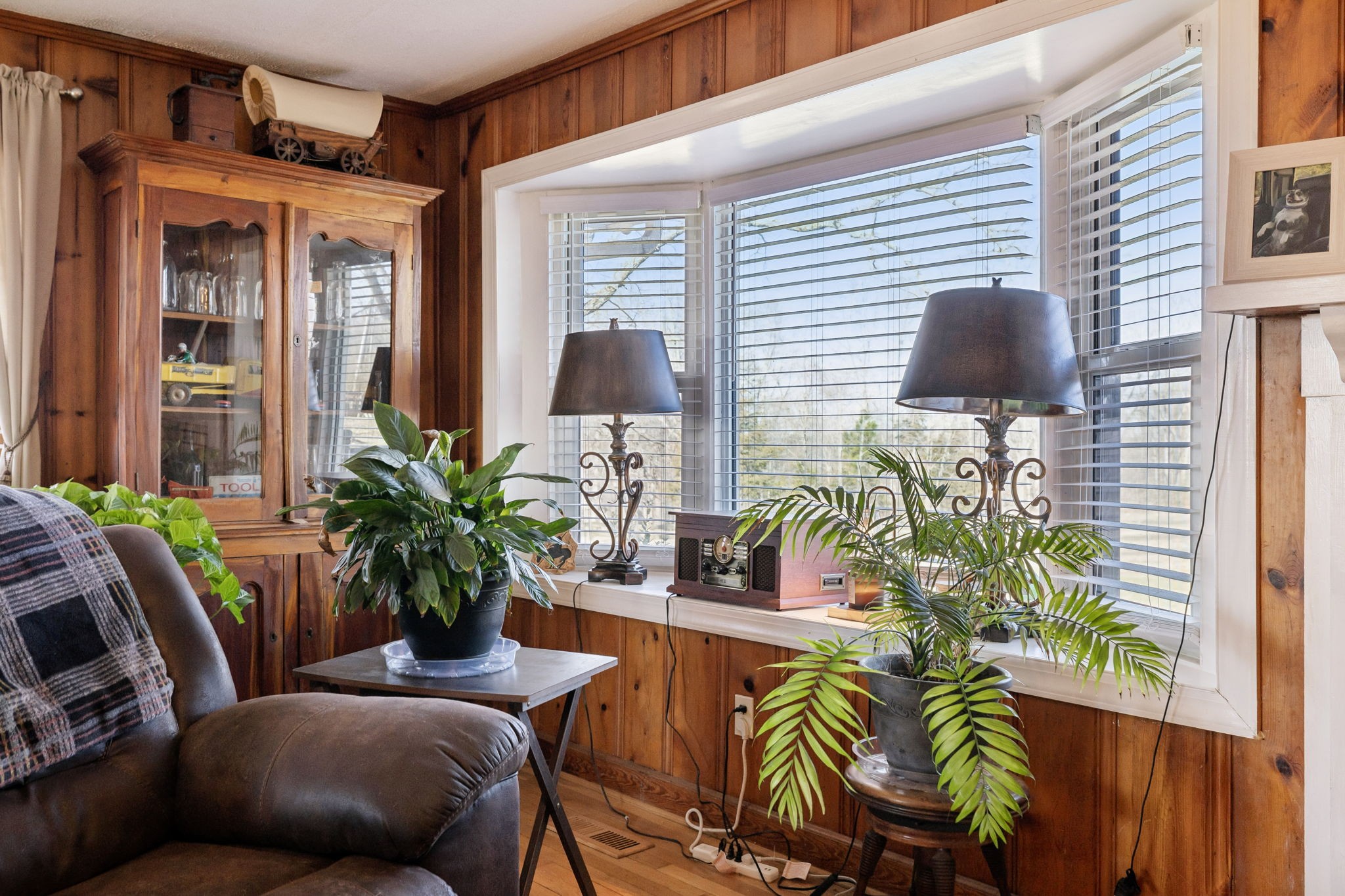 155 West Piney Road Dickson, TN 37055 - Photo 13 of 45 a living room filled with furniture and flowers