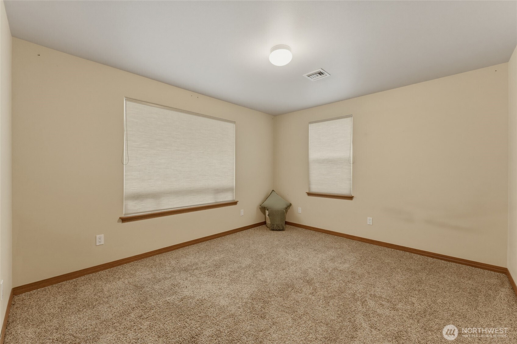 15 Southwest 13th Street College Place, WA 99324 - Photo 8 of 36 an empty room with a empty space and window