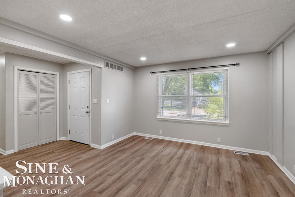 20933 Ridgemont Road Harper Woods, MI 48225 - Photo 4 of 30