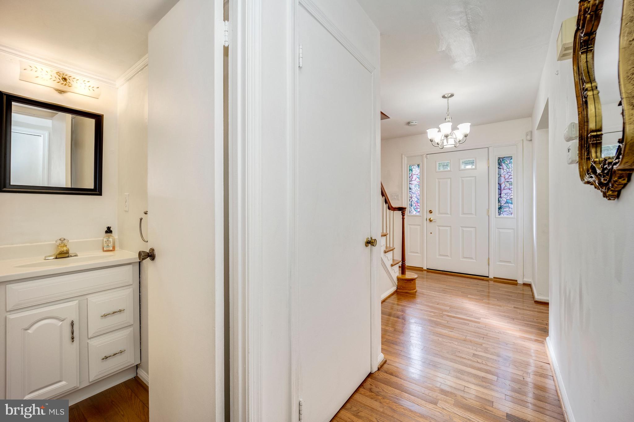 9110 Ivanhoe Road Fort Washington, MD 20744 - Photo 15 of 57 Foyer and powder room