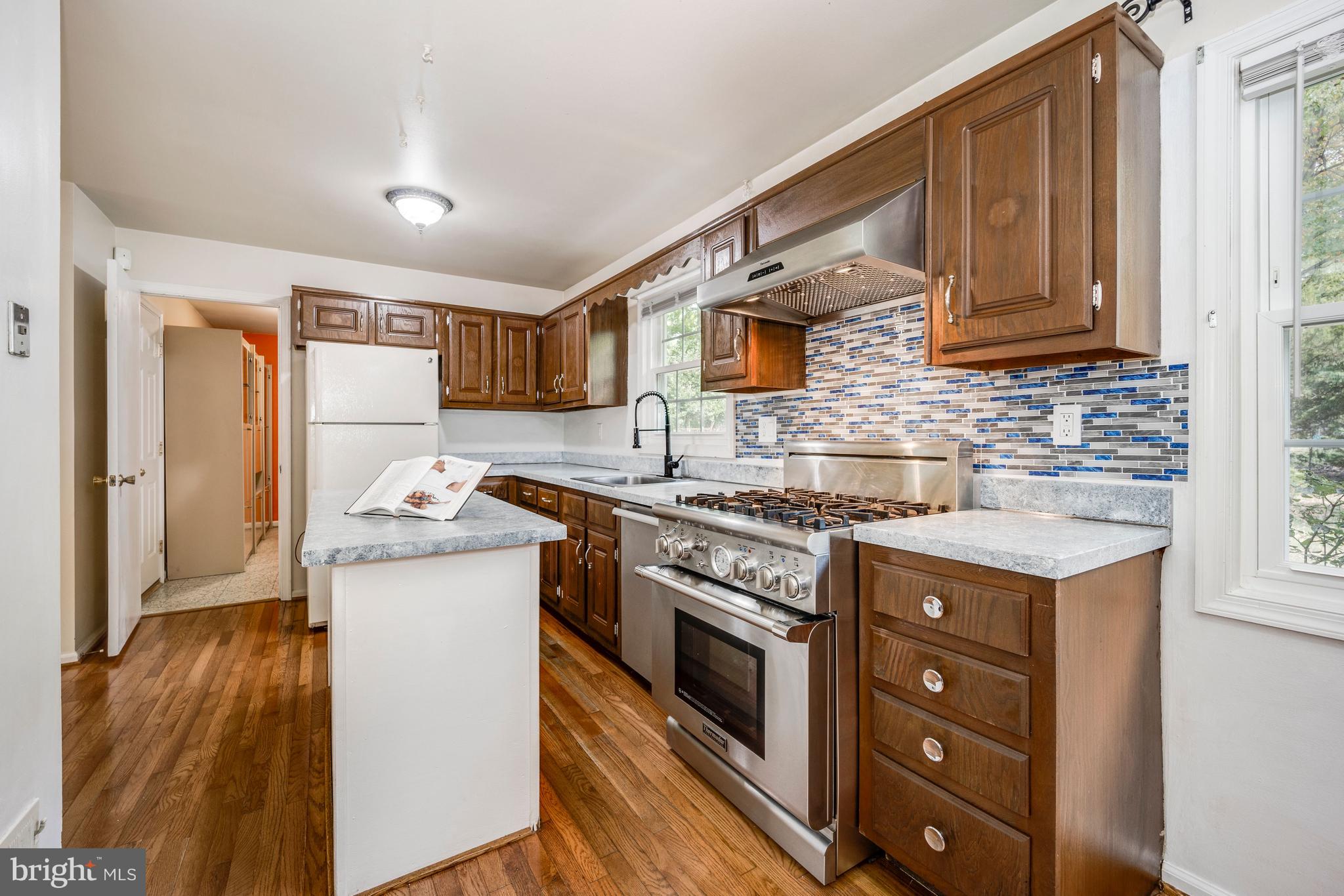9110 Ivanhoe Road Fort Washington, MD 20744 - Photo 17 of 57 Gourmet kitchen w/ Thermador range/hood