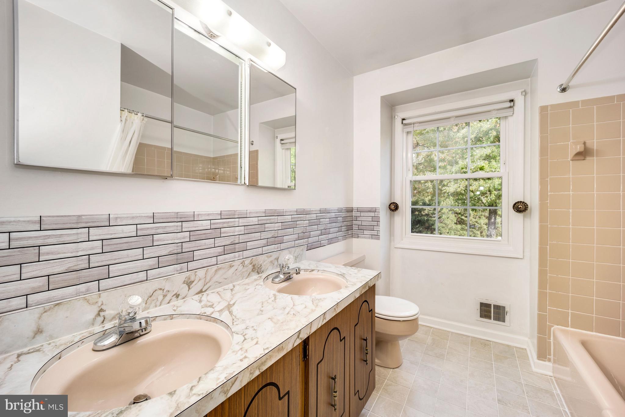 9110 Ivanhoe Road Fort Washington, MD 20744 - Photo 38 of 57 Bthrm 2 in upstairs hallway - double vanity