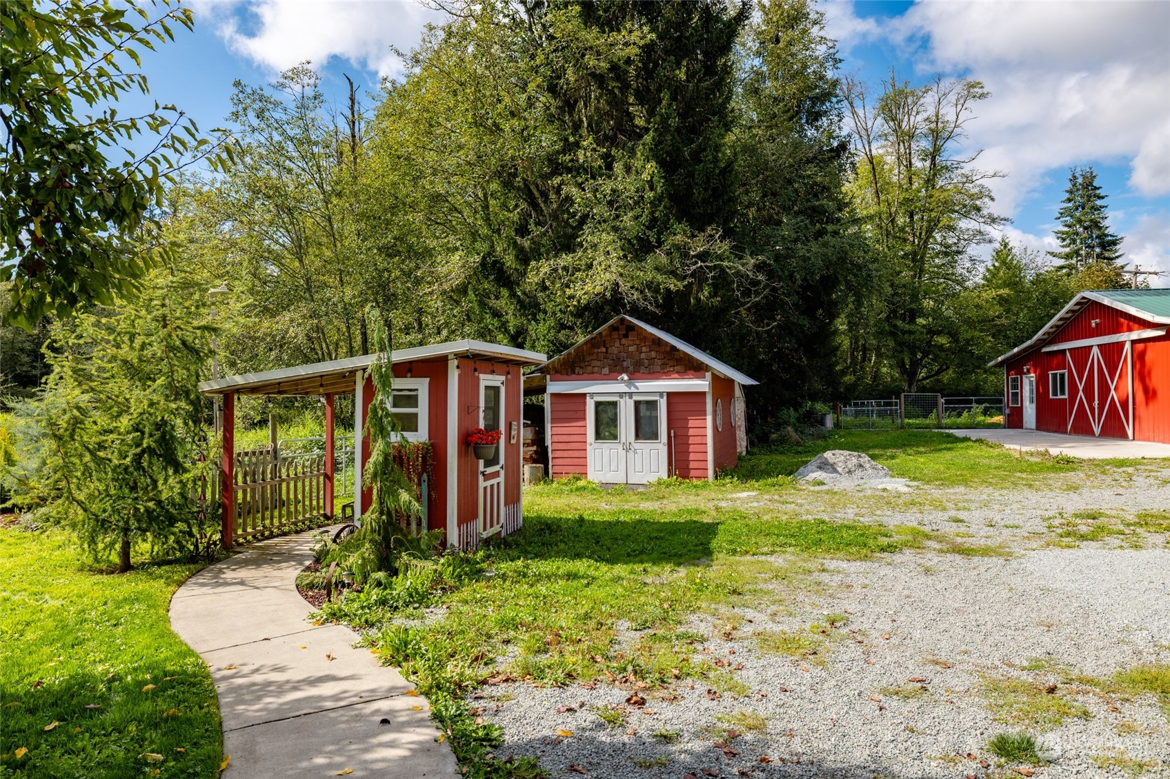 23610 Hoogdal Road Sedro-Woolley, WA 98284 - Photo 14 of 39 a front view of a house with garden