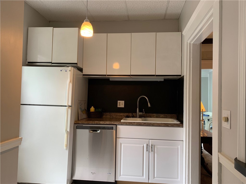 44 Bliss Mine Road, Unit 3 Middletown, RI 02842 - Photo 11 of 35 Kitchen