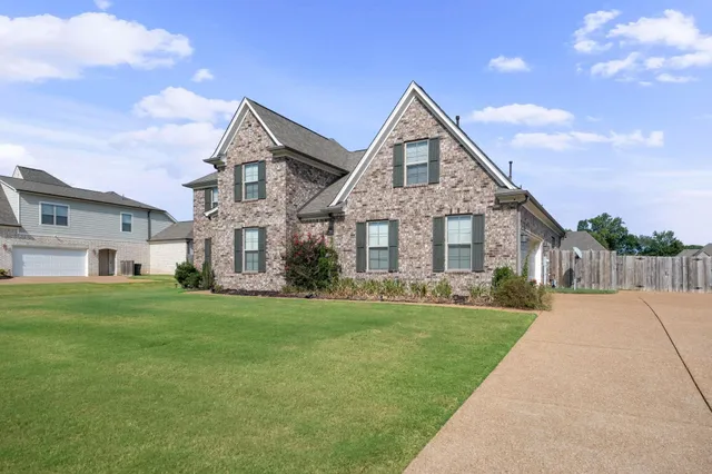 a view of a yard in front of house