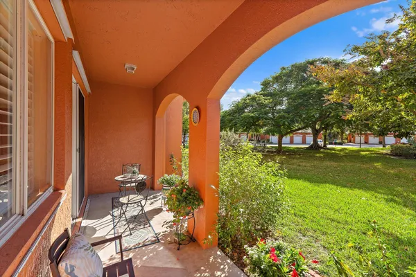 a view of a house with backyard