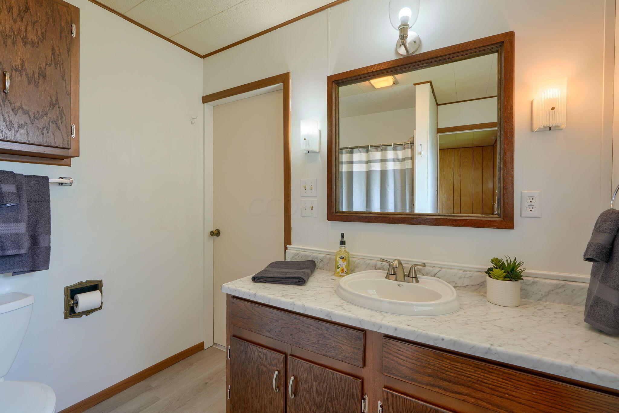 40 Delray Road Columbus, OH 43207 - Photo 21 of 53 Guests can access the bathroom from the hallway. Private access from the primary bedroom.