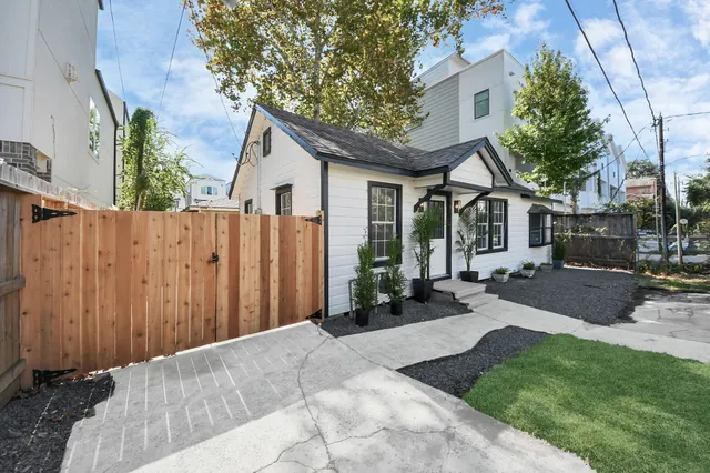 $2,100 | 4215 Eli Street, Houston, TX 77007