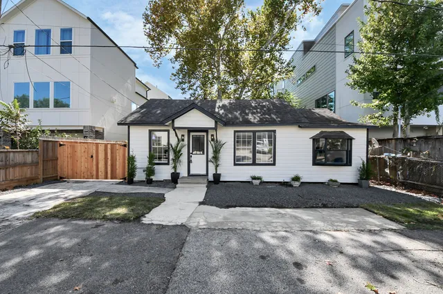 $2,100 | 4215 Eli Street, Houston, TX 77007