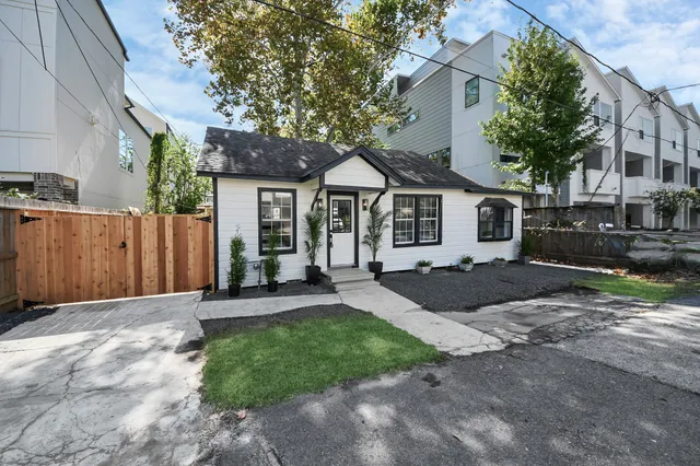 $2,100 | 4215 Eli Street, Houston, TX 77007