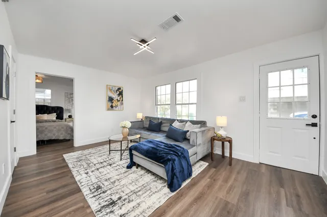 $2,100 | 4215 Eli Street, Houston, TX 77007