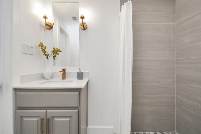 $2,100 | 4215 Eli Street, Houston, TX 77007