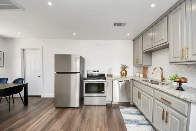 $2,100 | 4215 Eli Street, Houston, TX 77007