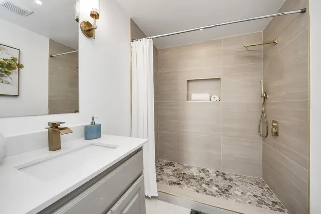 $2,100 | 4215 Eli Street, Houston, TX 77007