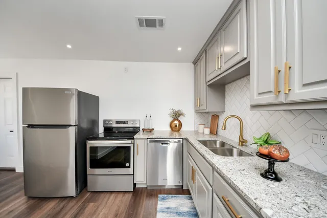 $2,100 | 4215 Eli Street, Houston, TX 77007