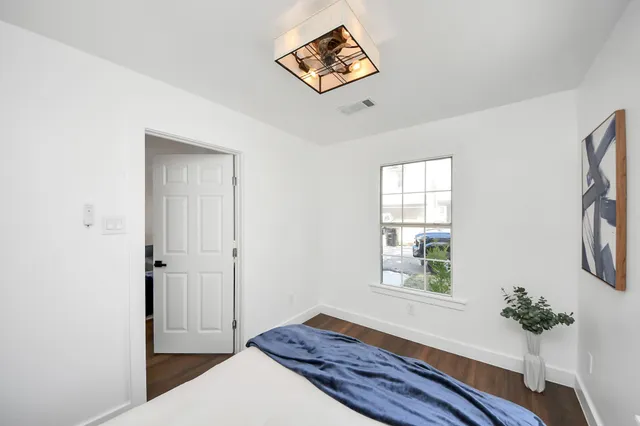 $2,100 | 4215 Eli Street, Houston, TX 77007