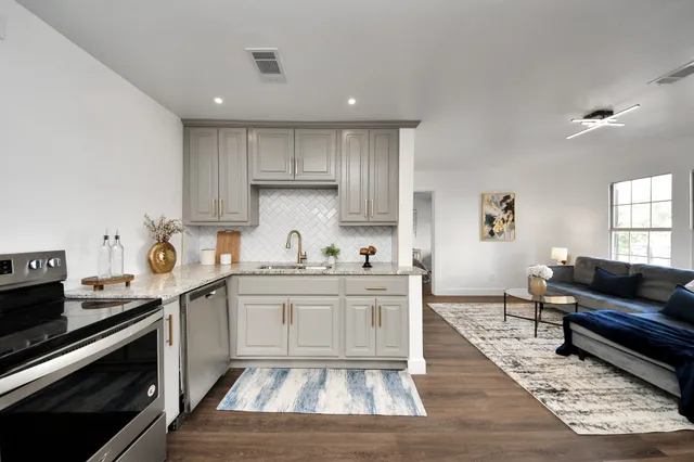 $2,100 | 4215 Eli Street, Houston, TX 77007