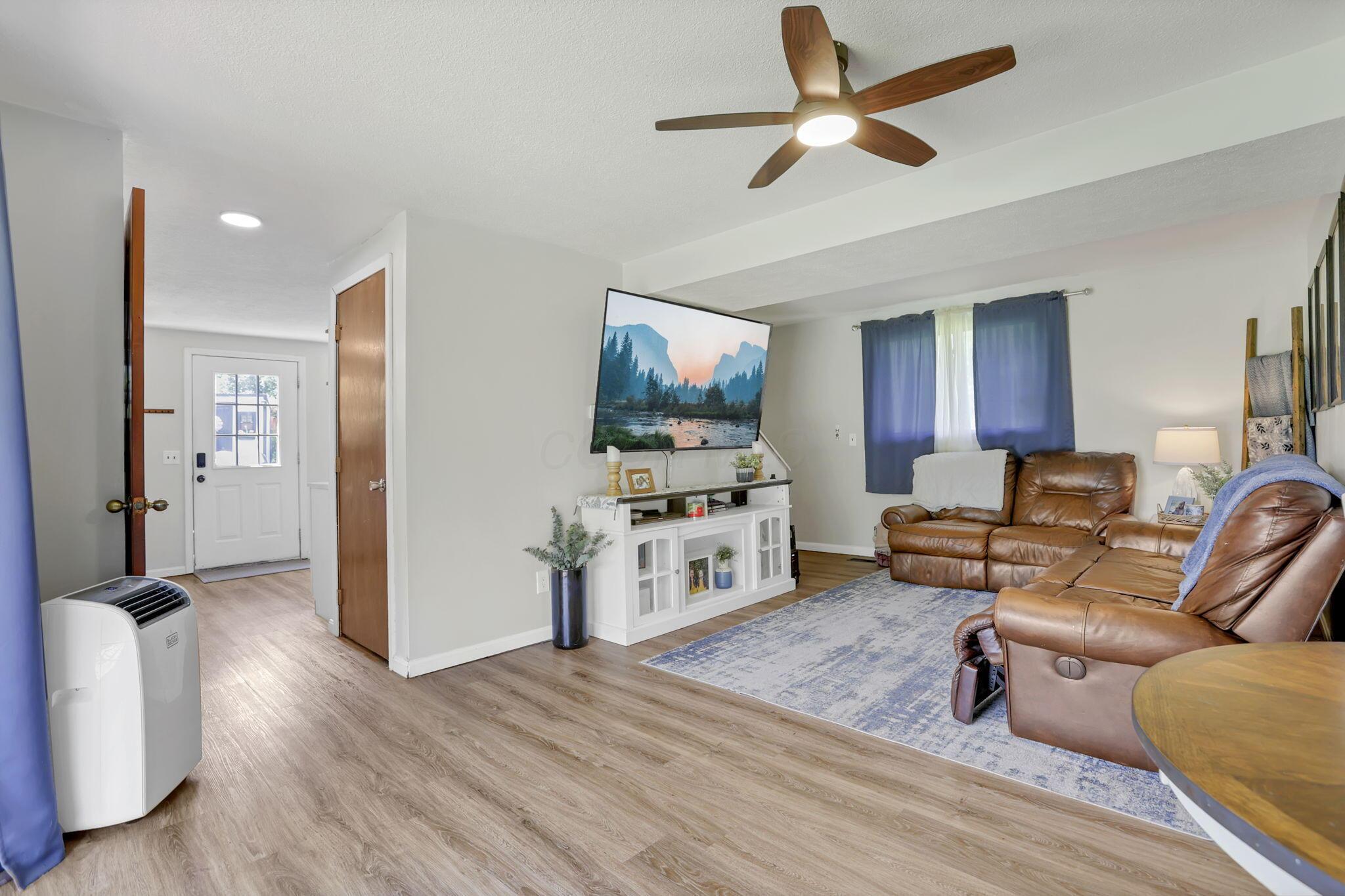 22540 Bunker Hill Road Sugar Grove, OH 43155 - Photo 19 of 79 Living Room