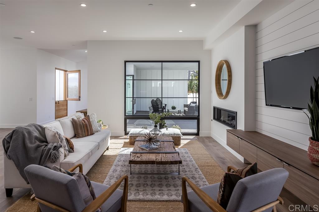 1116 Crest Drive Encinitas, CA 92024 - Photo 7 of 24