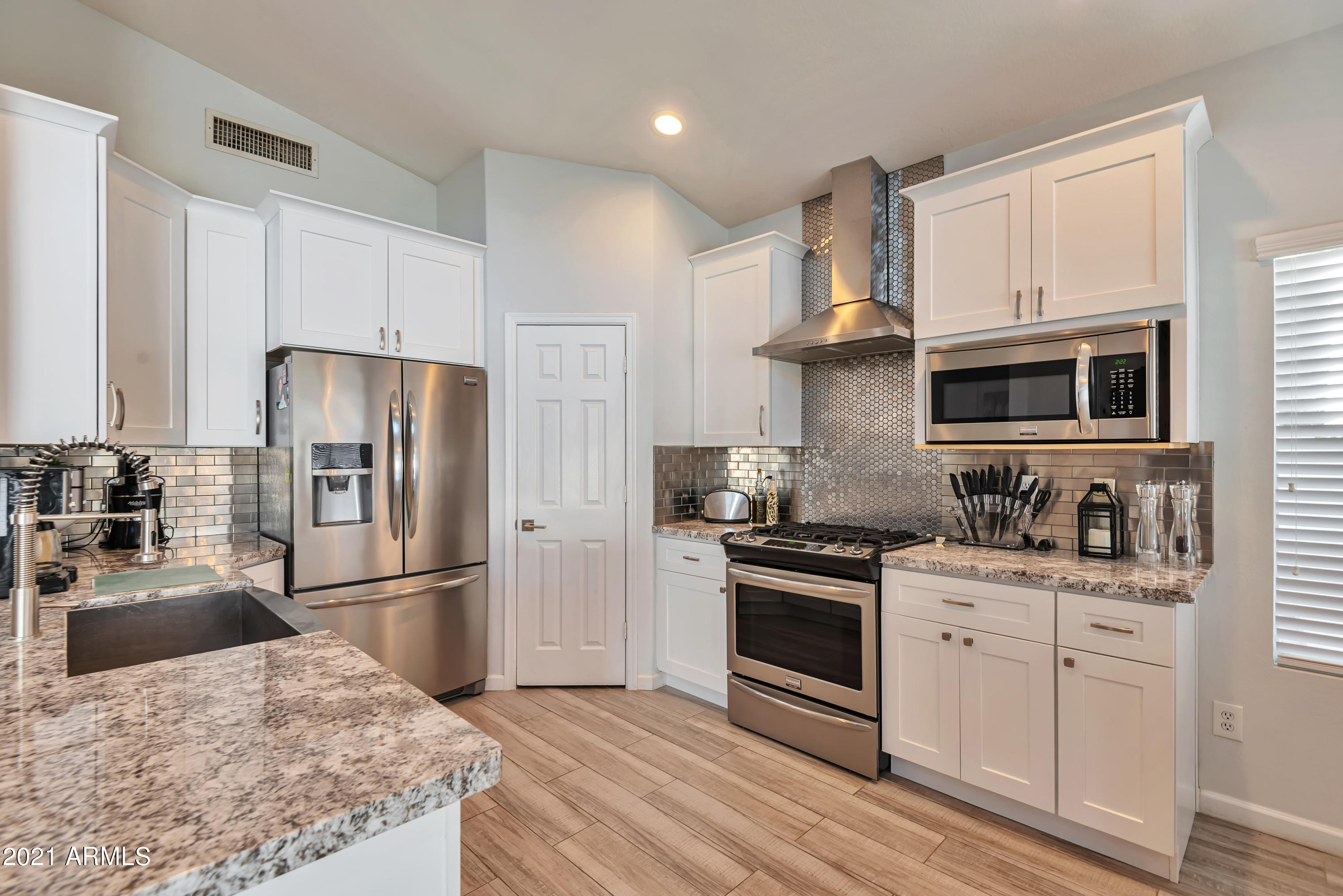 4536 East Rowel Road Phoenix, AZ 85050 - Photo 3 of 29 Kitchen