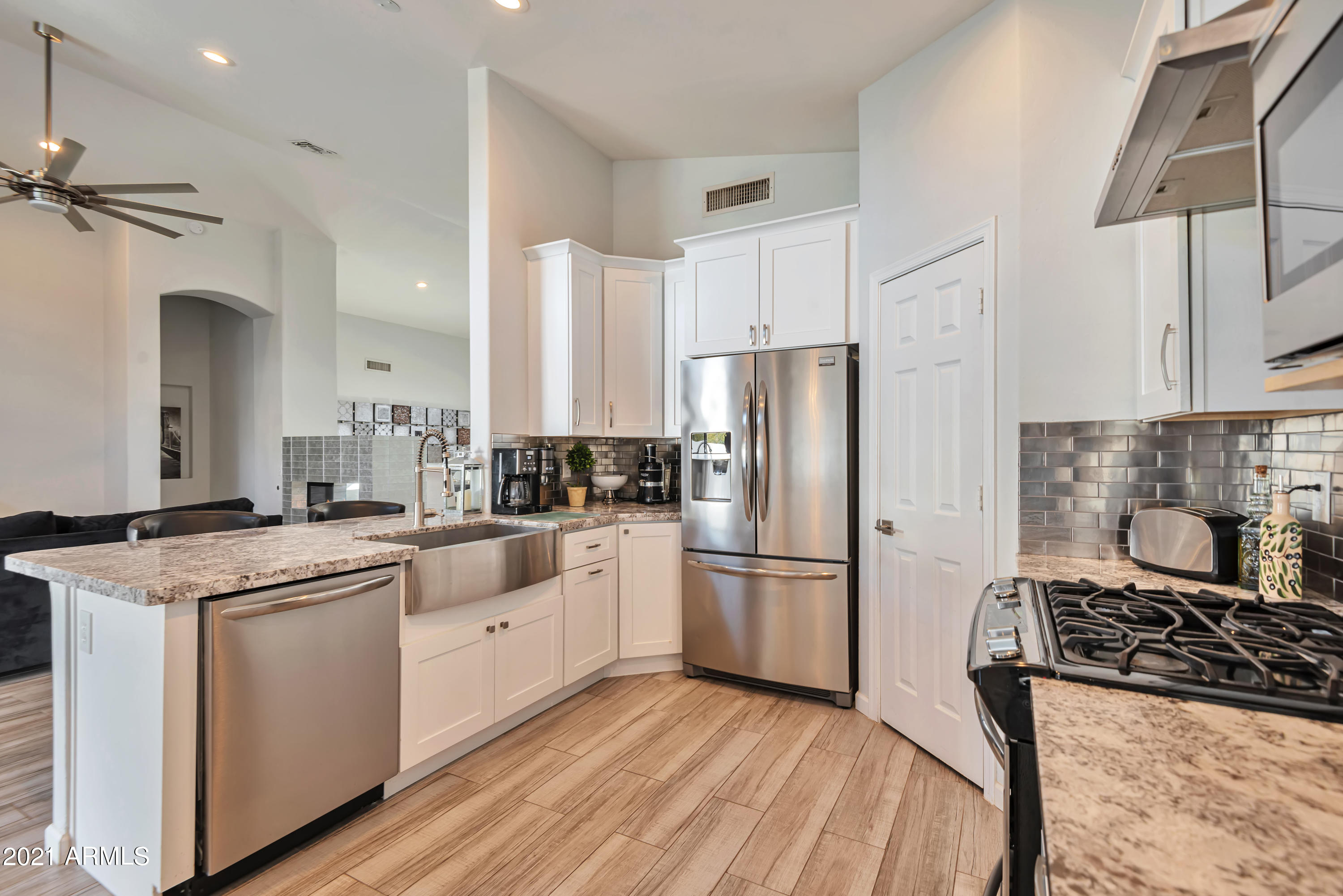 4536 East Rowel Road Phoenix, AZ 85050 - Photo 5 of 29 Kitchen