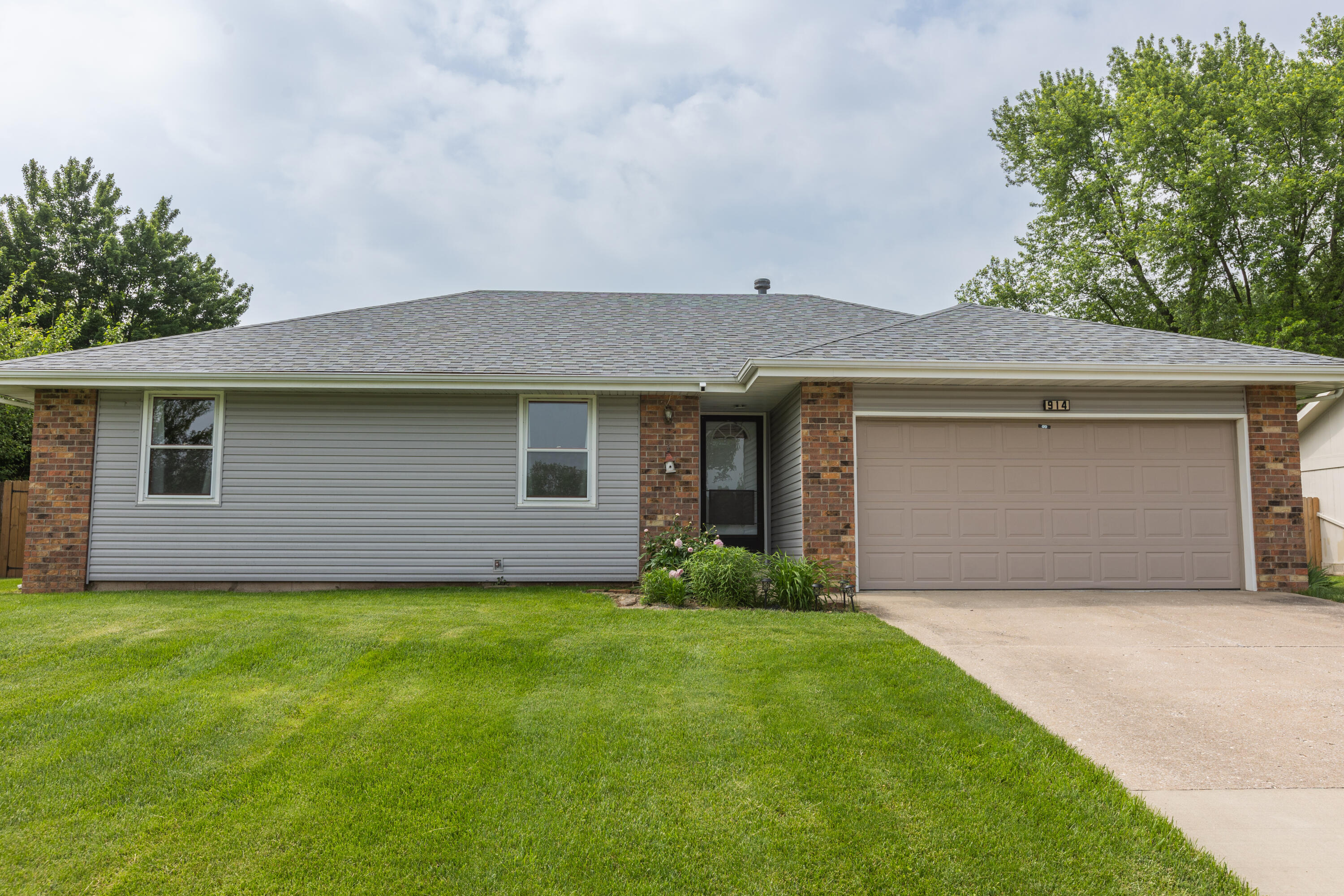 914 West Sunset Street Springfield, MO 65807 - Photo 1 of 1 6T2A9473