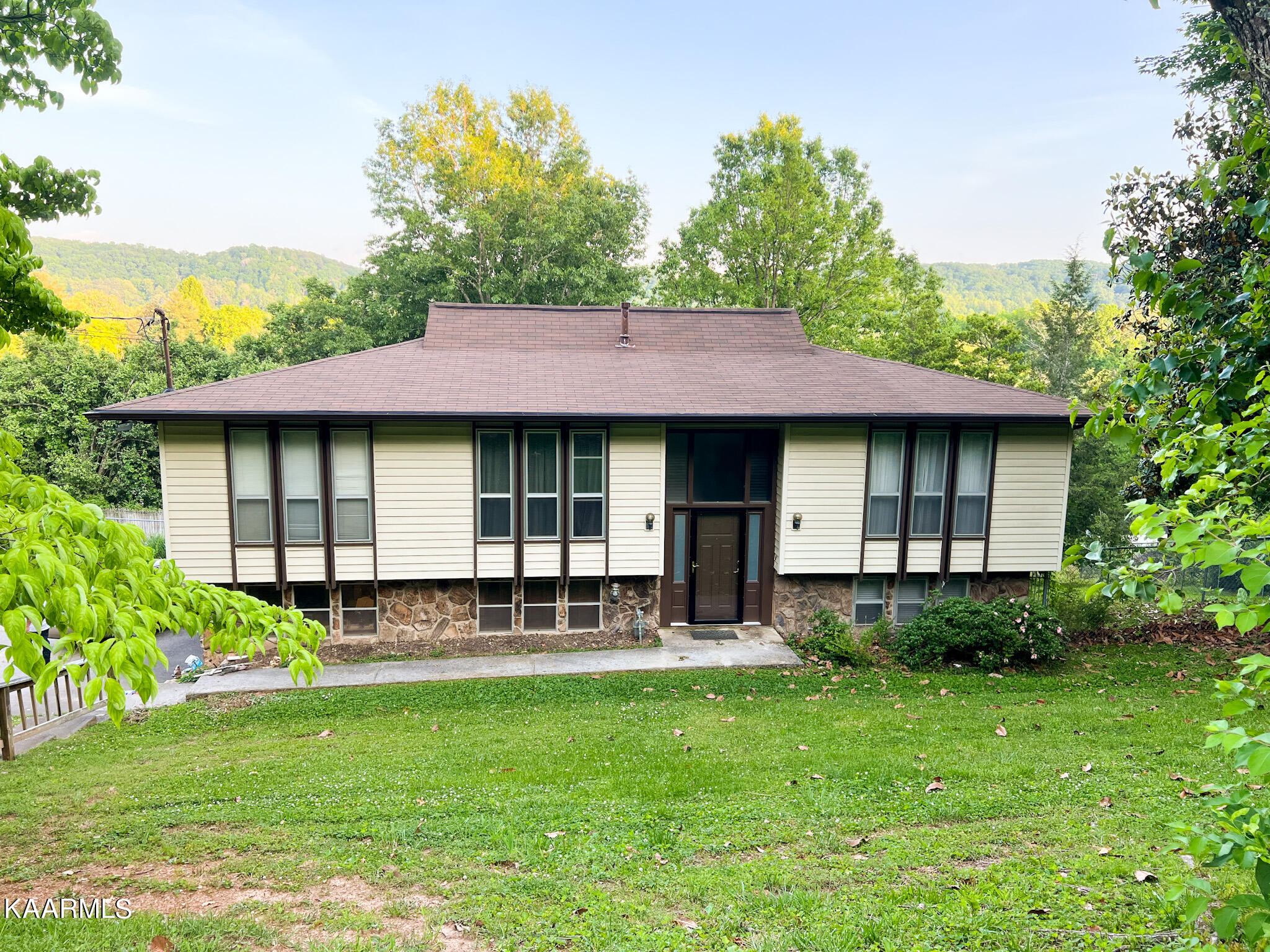 105 Middlebury Road Oak Ridge, TN 37830 - Photo 1 of 18 105 Middlebury