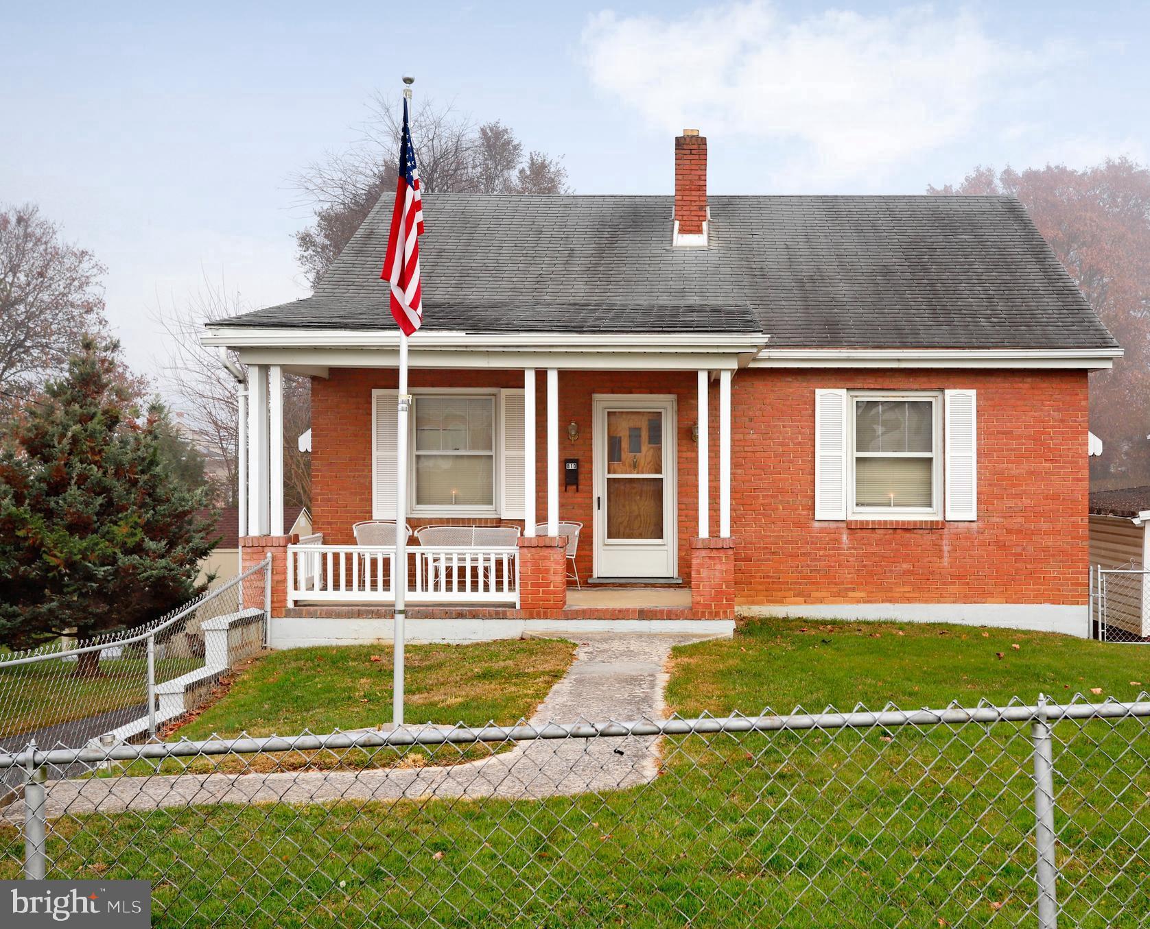 810 Park Road Hagerstown, MD 21740 - Photo 2 of 32 Fully fenced front yard.