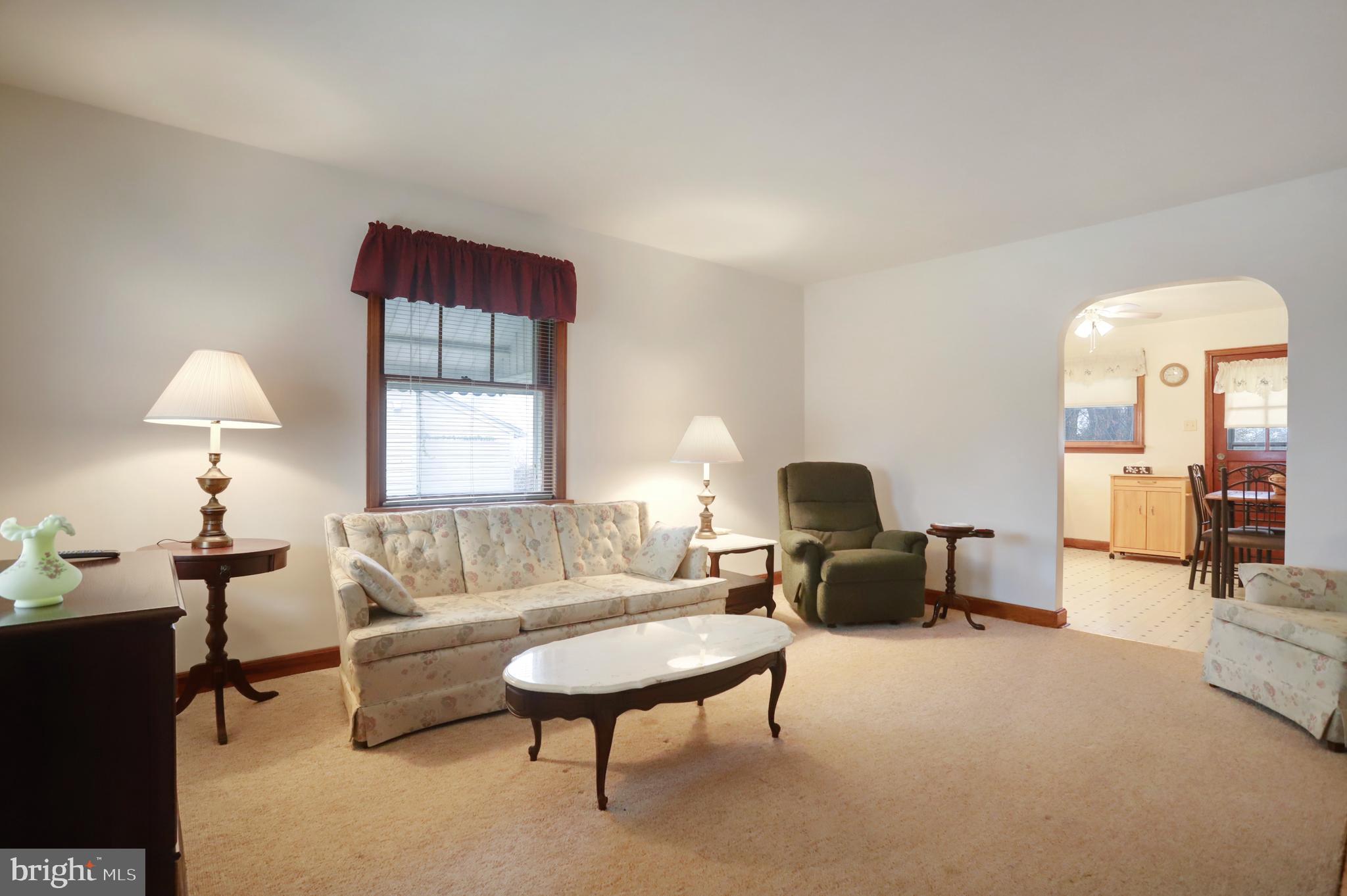 810 Park Road Hagerstown, MD 21740 - Photo 14 of 32 Lots of natural light.