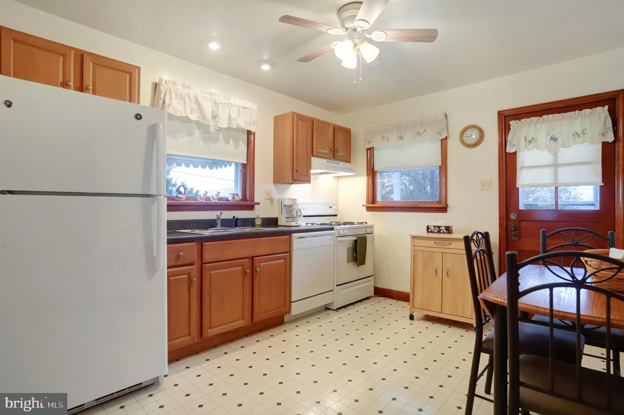 810 Park Road Hagerstown, MD 21740 - Photo 16 of 32 Nicely sized kitchen.
