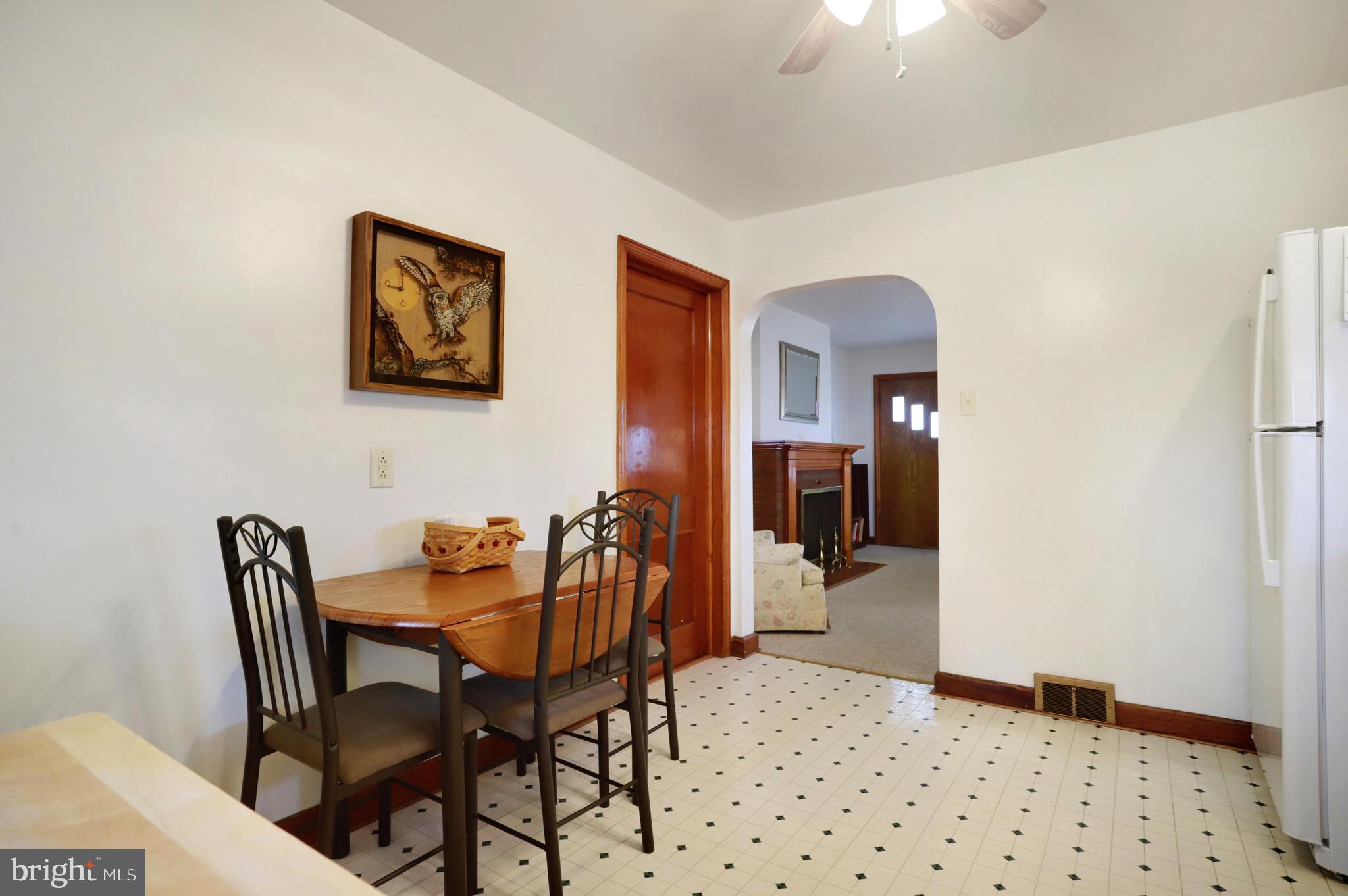 810 Park Road Hagerstown, MD 21740 - Photo 18 of 32 Eat in kitchen with table space.