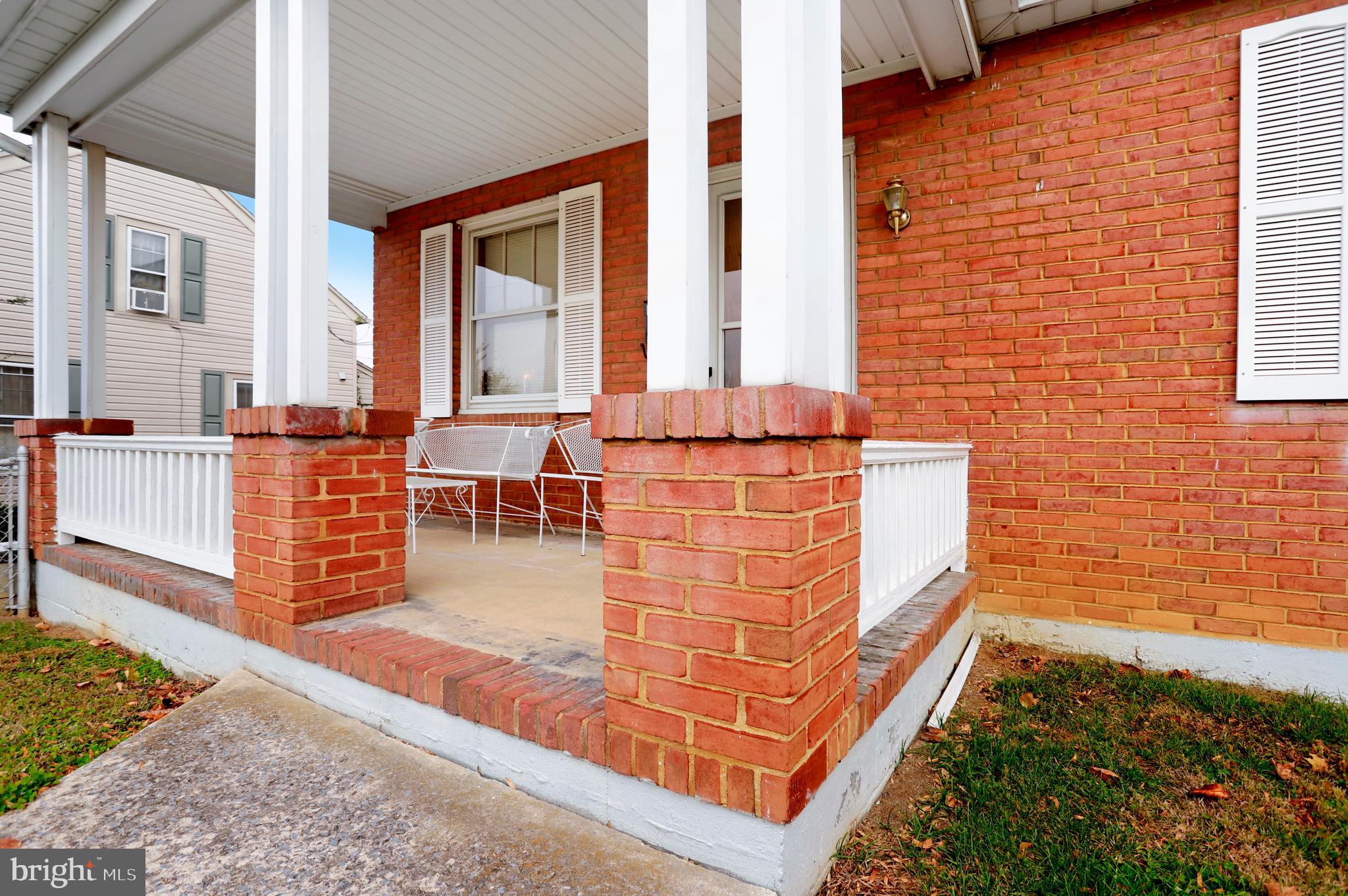 810 Park Road Hagerstown, MD 21740 - Photo 3 of 32 Covered front porch.