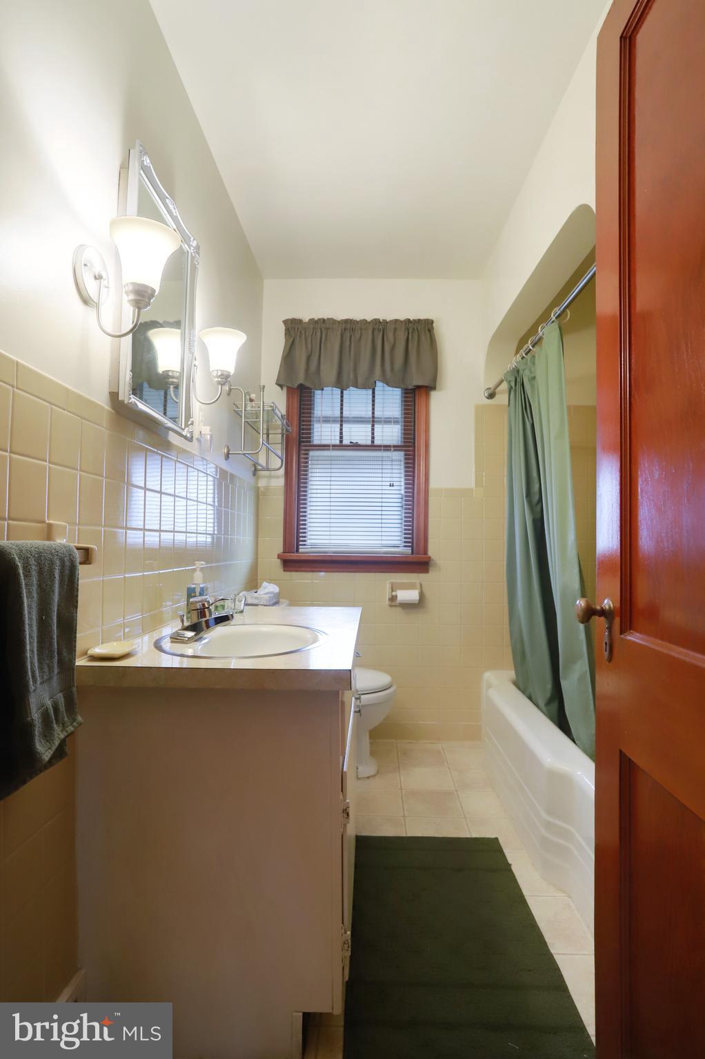 810 Park Road Hagerstown, MD 21740 - Photo 22 of 32 Full bathroom on bedroom level.