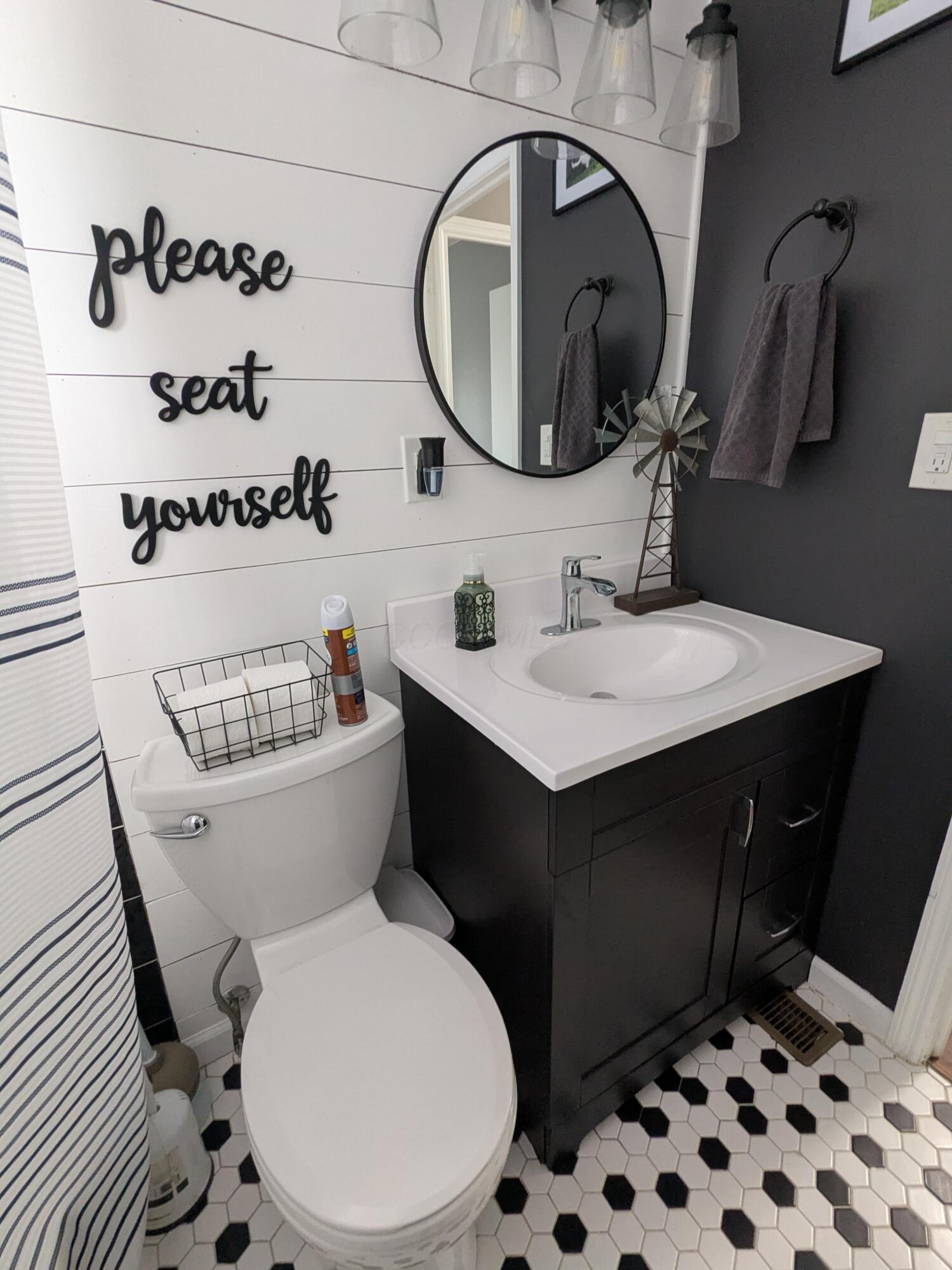 372 Redmond Road Columbus, OH 43228 - Photo 17 of 26 Bathroom