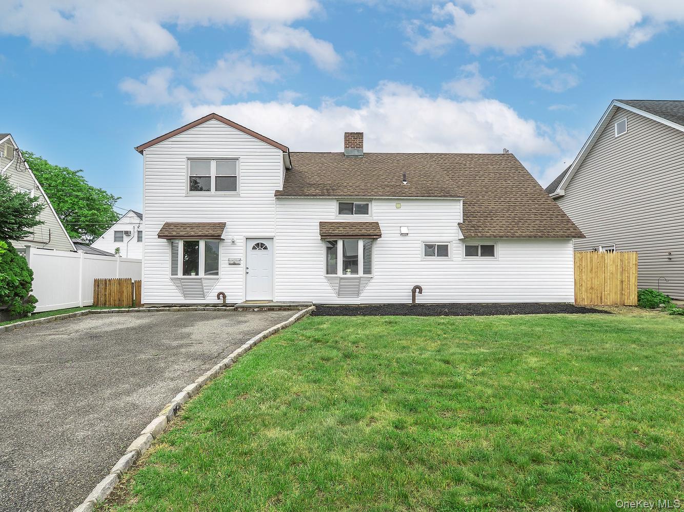 61 Kingfisher Road Levittown, NY 11756 - Photo 1 of 27