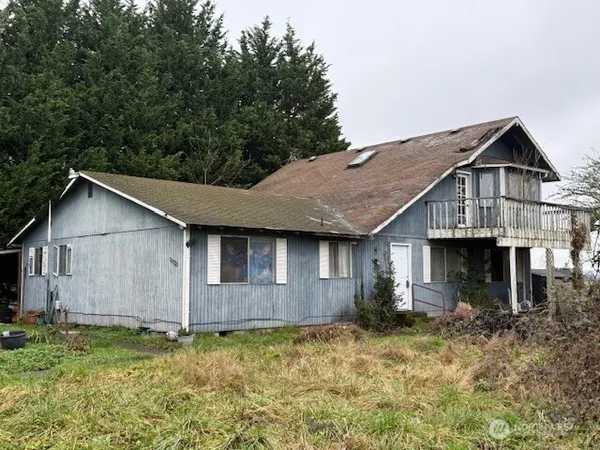 a view of a house with large yard and plants