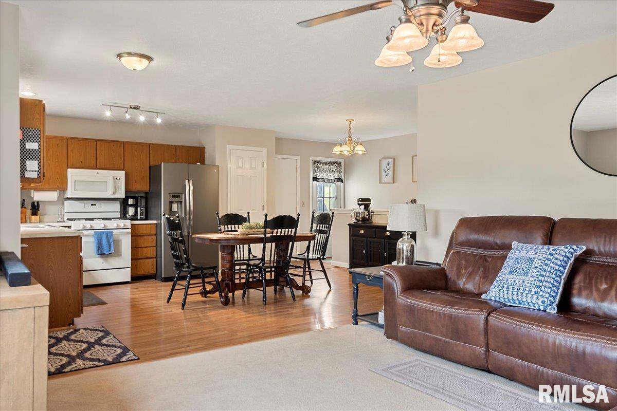 1528 Maureen Court Springfield, IL 62702 - Photo 8 of 38
