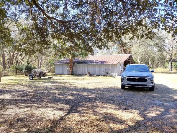 a view of a house with backyard