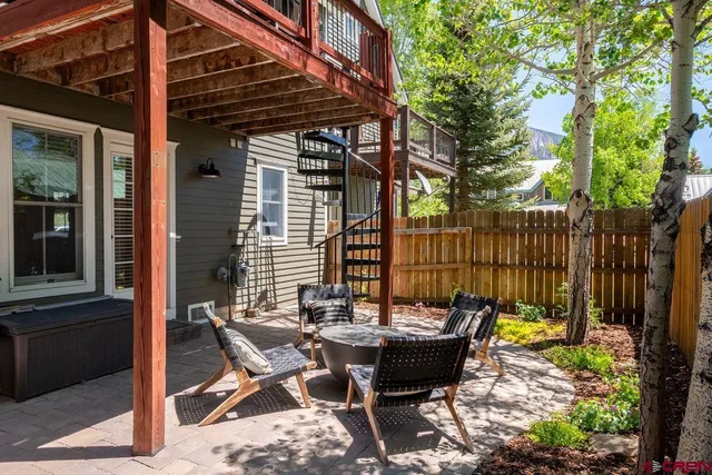 a view of a dinning table and chairs in the patio