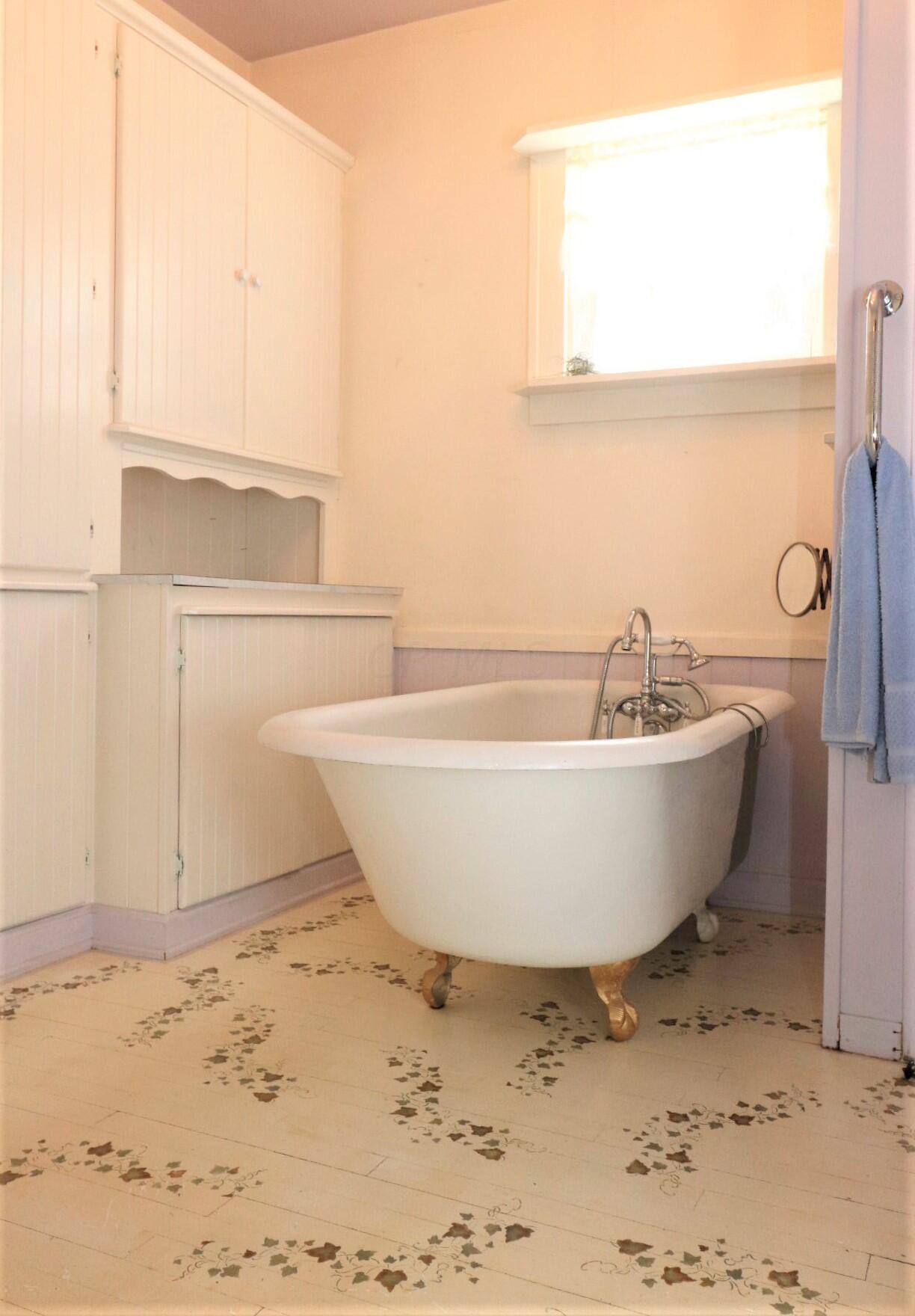 138 Marilla Road Columbus, OH 43207 - Photo 28 of 87 Clawfoot tub