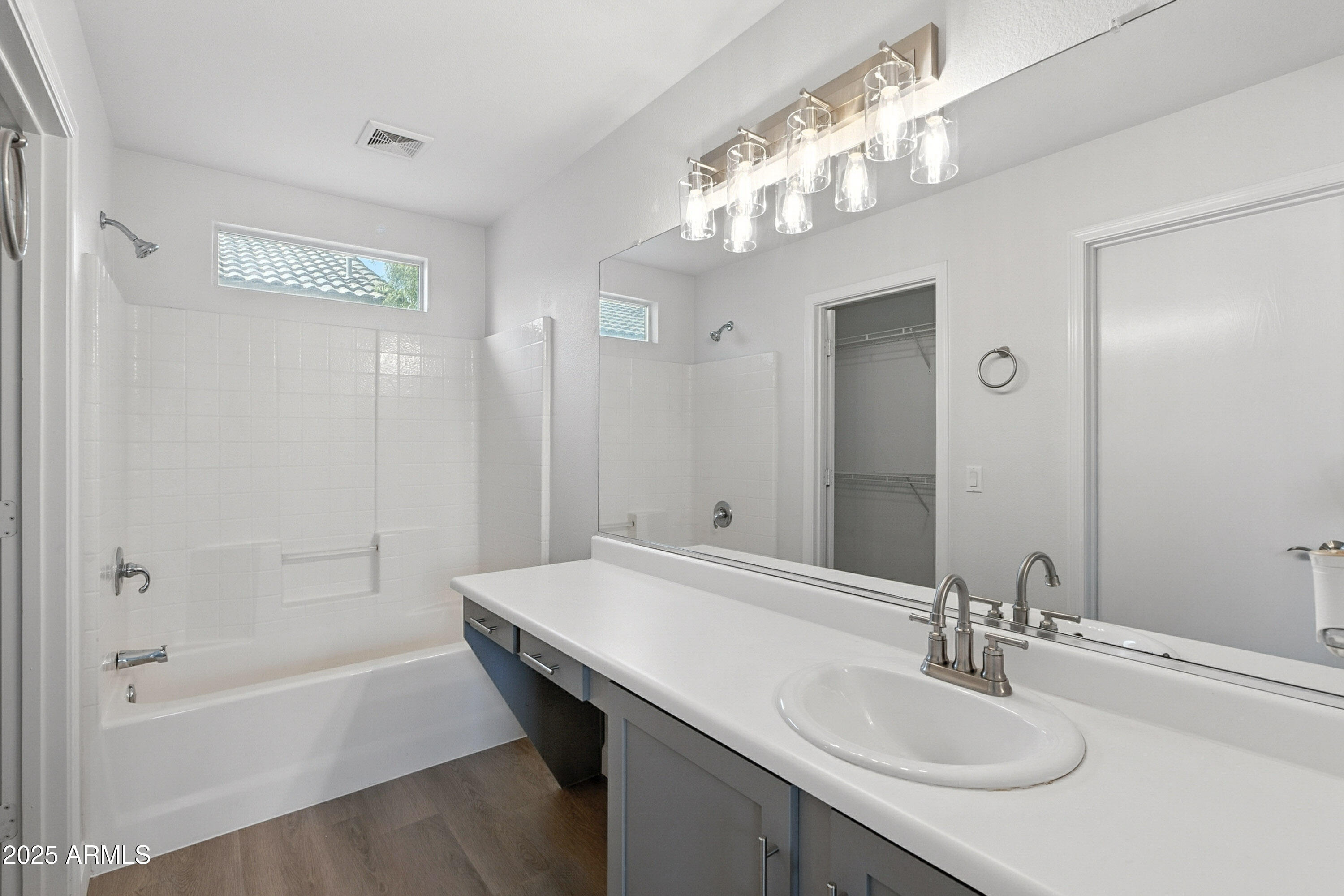 1409 East Bloch Road Phoenix, AZ 85040 - Photo 17 of 24 a bathroom with a bathtub a sink and a mirror