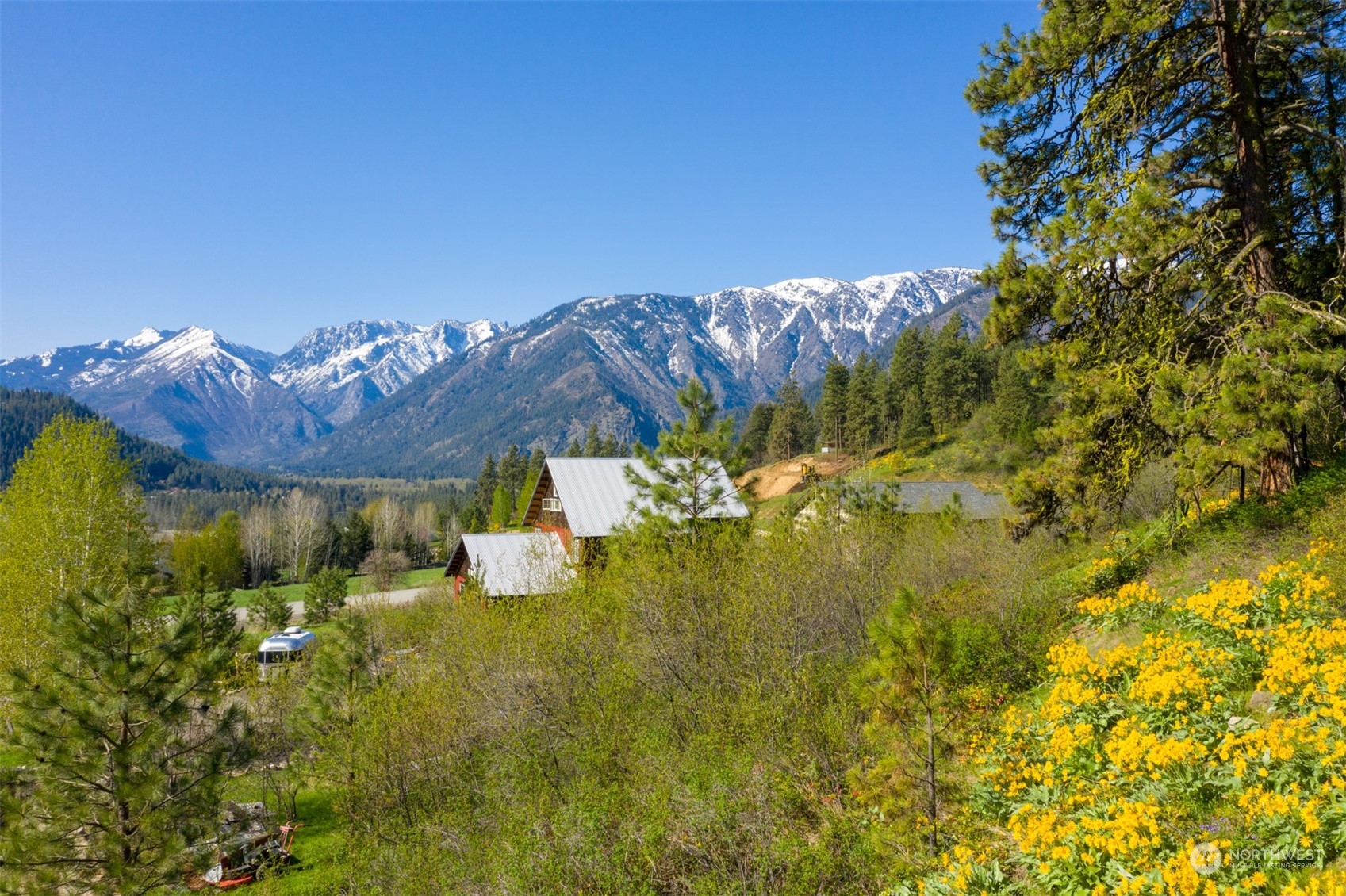 a view of a houses with a yard