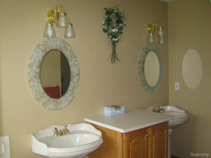 5330 Baldwin Road Oxford, MI 48371 - Photo 17 of 23 master bath