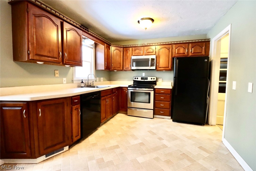 5227 Edenhurst Road Cleveland, OH 44124 - Photo 12 of 30