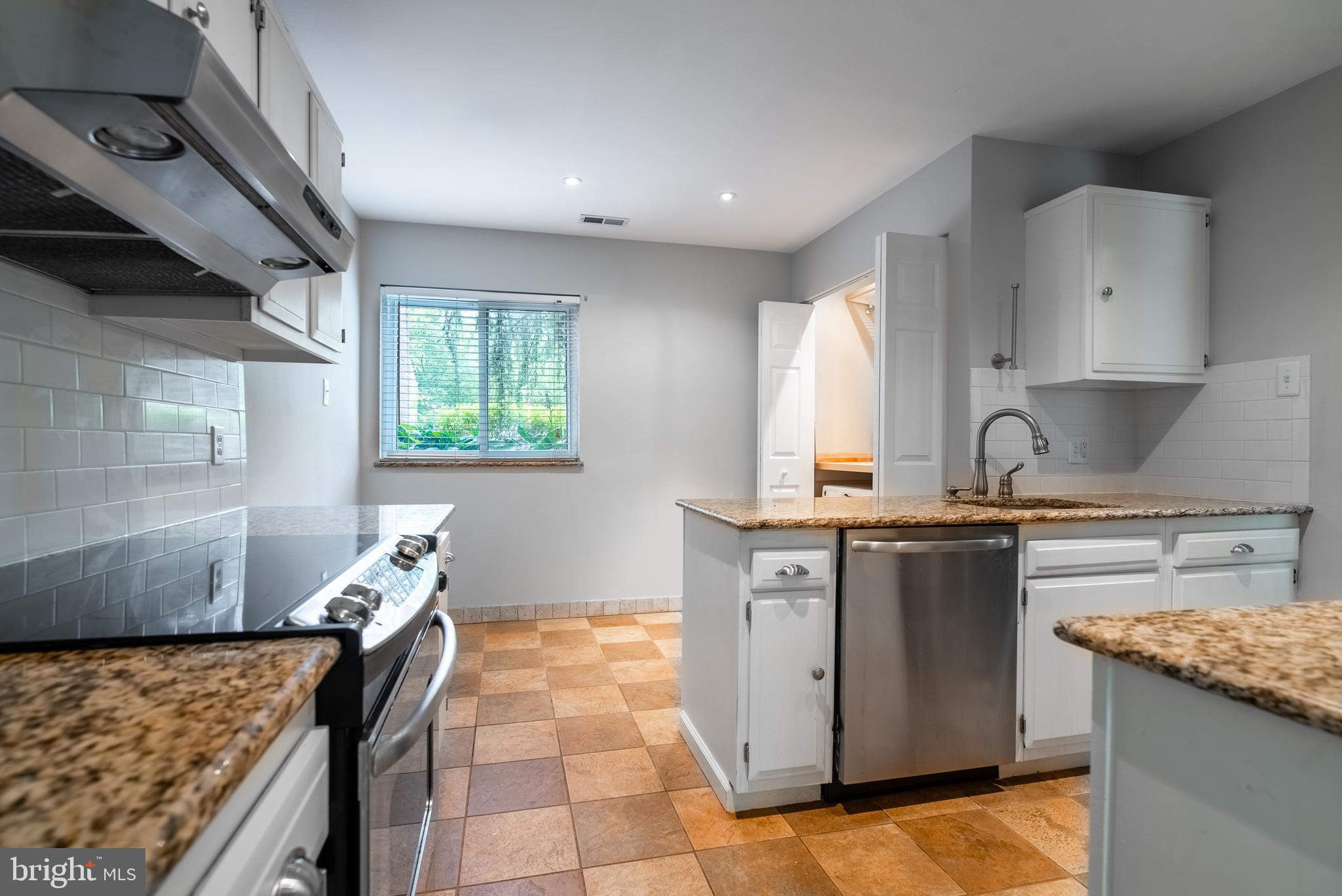 1737 Wainwright Drive Reston, VA 20190 - Photo 8 of 24 Gallery Image 8